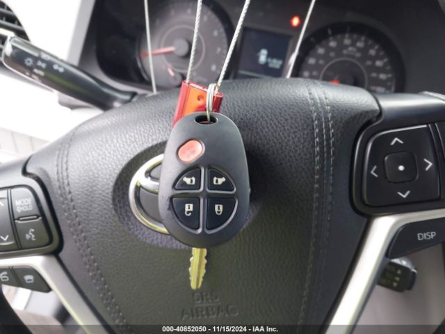 5TDKZ3DC8HS875310 Toyota Sienna Le 8 Passenger