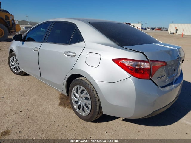 Toyota COROLLA LE 2018 5YFBURHE1JP849160 Image 3