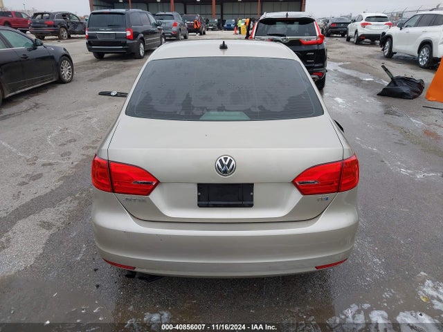 3VW3L7AJ9EM233056 Volkswagen Jetta 2.0l Tdi