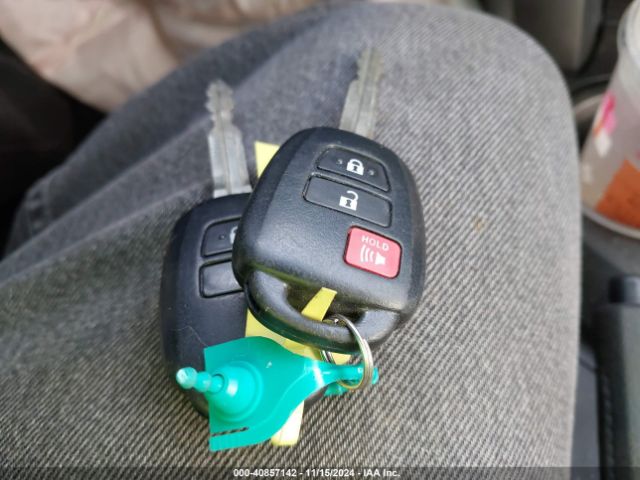 2T3BFREV8JW770265 Toyota RAV4 LE