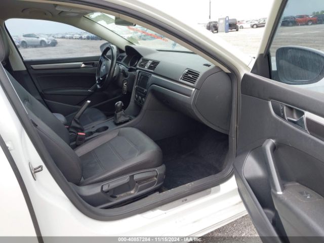 1VWDT7A33HC043538 Volkswagen Passat 1.8t R-line