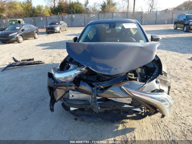 NMTKHMBX0LR113918 Toyota C-HR LE
