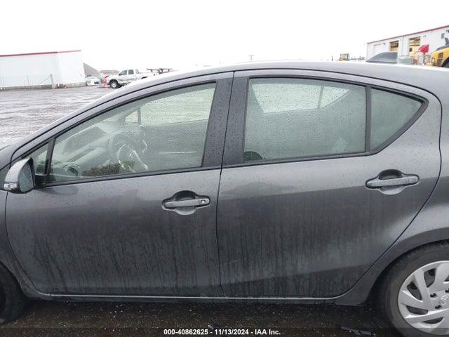 JTDKDTB36F1584560 Toyota Prius C Two