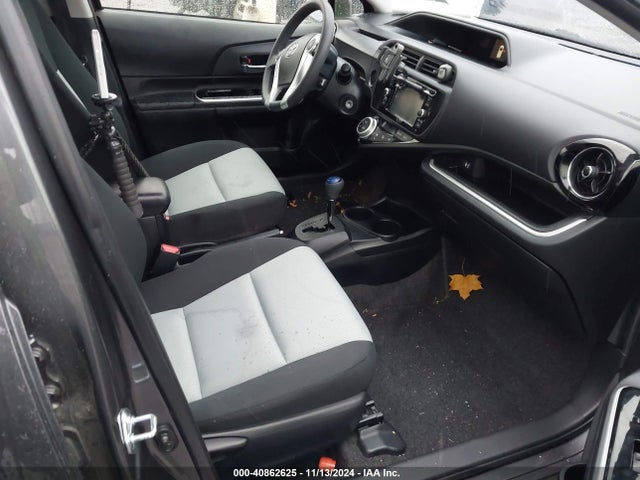 JTDKDTB36F1584560 Toyota Prius C Two