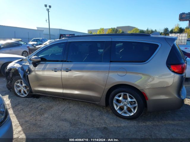 2C4RC1BG4HR824180 Chrysler Pacifica Touring Plus