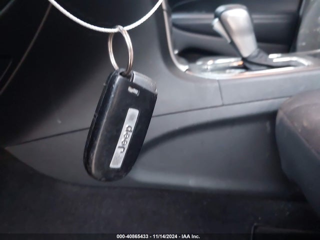 1C4RJFAG0JC207202 Jeep Grand Cherokee Laredo E 4x4