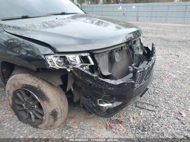 1C4RJFAG0JC207202 Jeep Grand Cherokee Laredo E 4x4