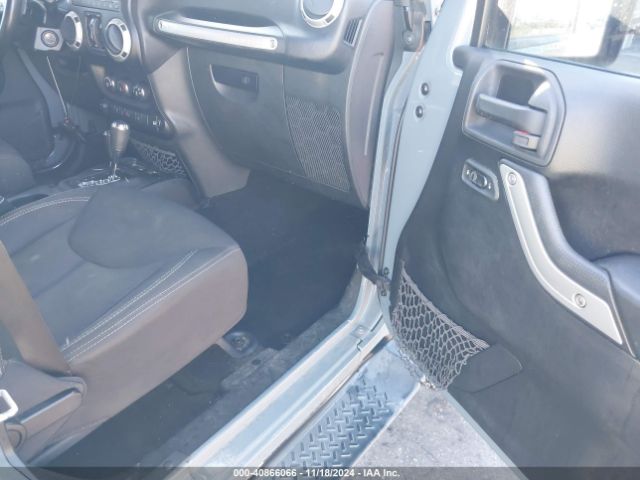 1C4BJWEG1EL322327 Jeep Wrangler Unlimited Sahara