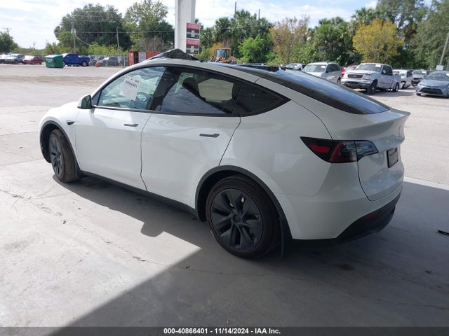2024 TESLA MODEL Y 7SAYGAEE0RF100657 Photo 2