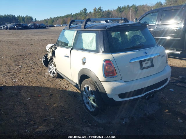 2010 MINI COOPER S WMWMF7C52ATW89682 Photo 2