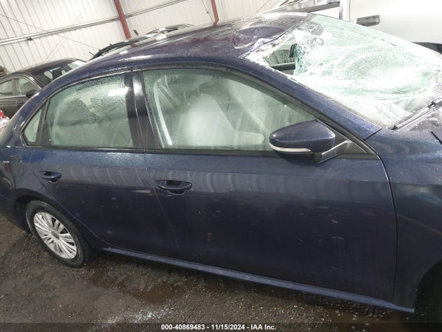 1VWAT7A37FC004788 Volkswagen Passat 1.8t S