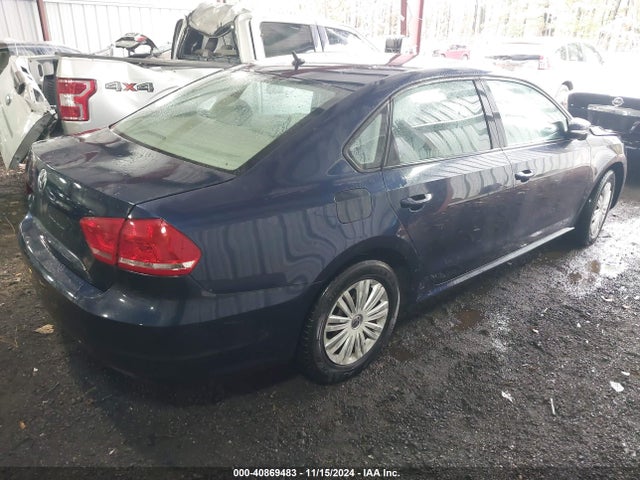 1VWAT7A37FC004788 Volkswagen Passat 1.8t S