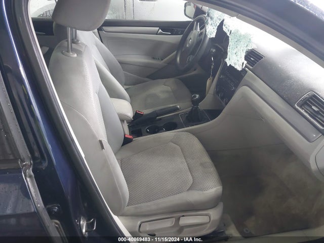 1VWAT7A37FC004788 Volkswagen Passat 1.8t S