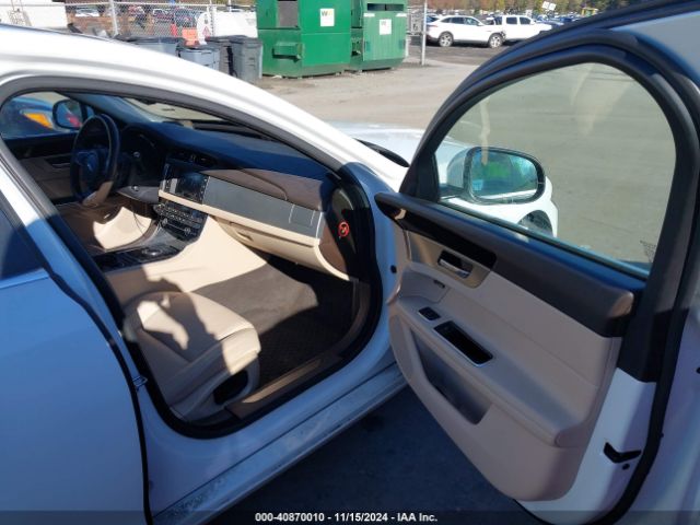 2017 JAGUAR XF SAJBJ4BV4HCY40638 Photo 4