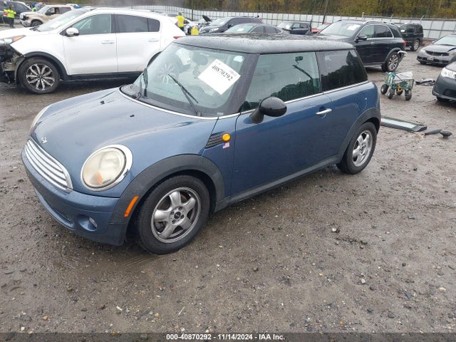 2010 MINI COOPER WMWMF3C5XATZ60917 Photo 1