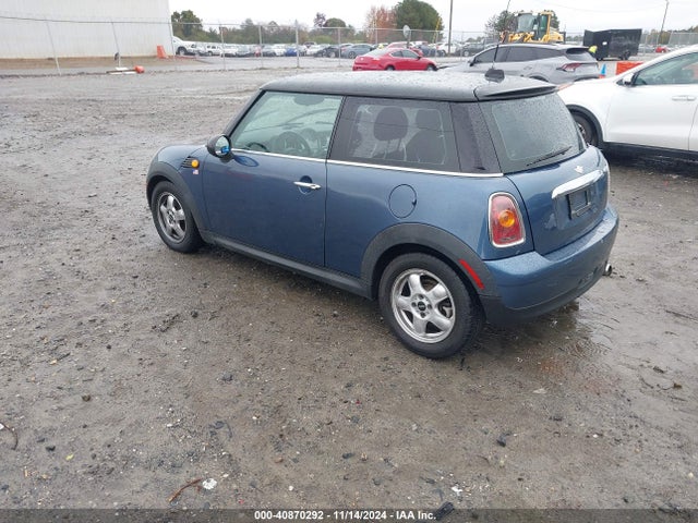 2010 MINI COOPER WMWMF3C5XATZ60917 Photo 2