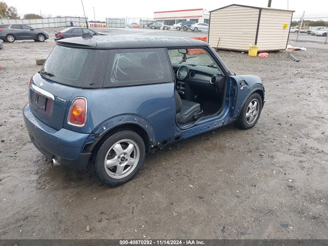 2010 MINI COOPER WMWMF3C5XATZ60917 Photo 3