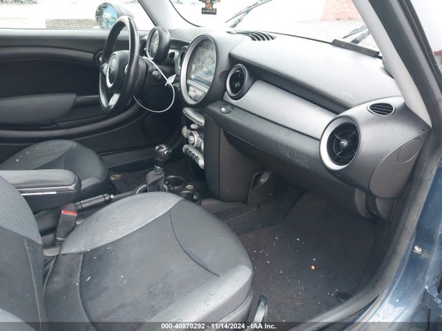 2010 MINI COOPER WMWMF3C5XATZ60917 Photo 4