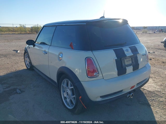 2006 MINI COOPER S WMWRE33536TL18202 Photo 2