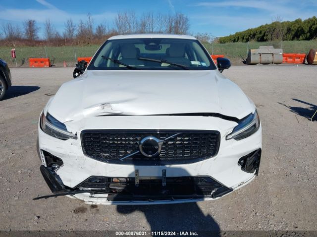 7JRL12TW4PG255128 Volvo S60 B5 Plus Dark Theme