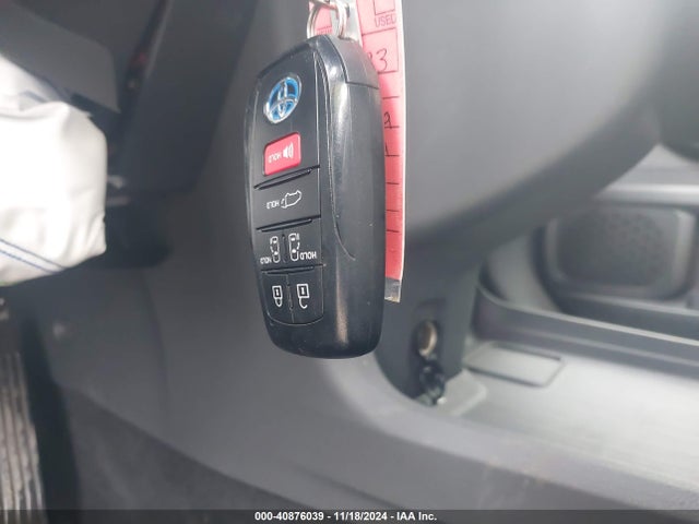 5TDJRKEC1PS150893 Toyota SIENNA XLE