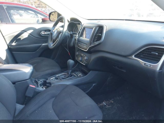 1C4PJLCB8KD187302 Jeep Cherokee Latitude