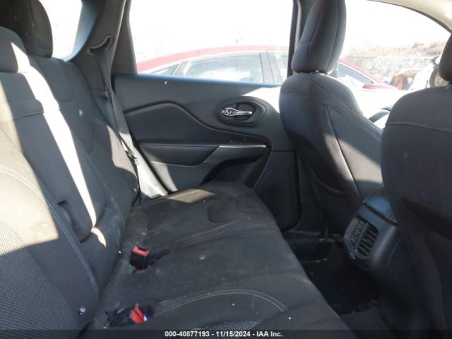 1C4PJLCB8KD187302 Jeep Cherokee Latitude