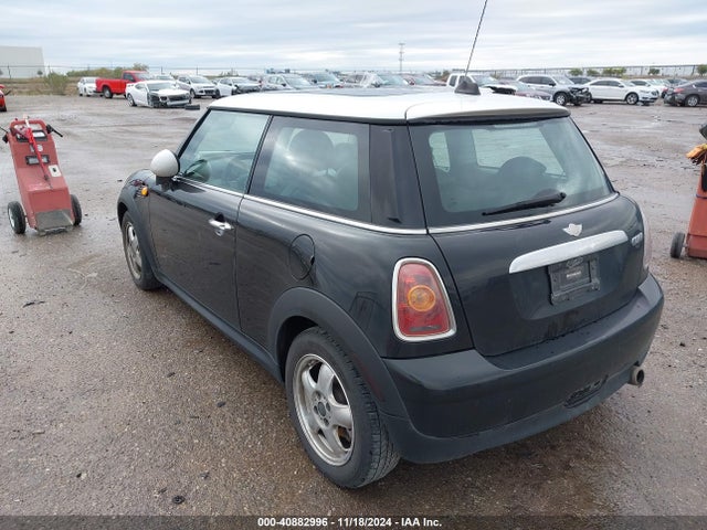 2010 MINI COOPER WMWMF3C57ATZ61488 Photo 2