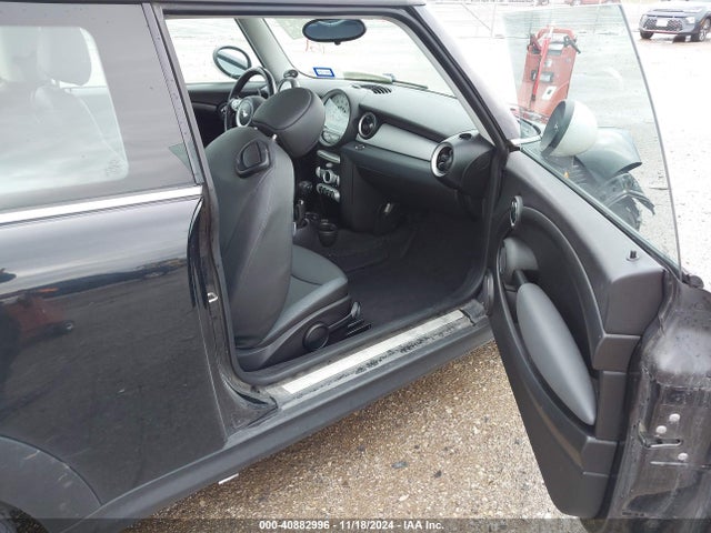 2010 MINI COOPER WMWMF3C57ATZ61488 Photo 4