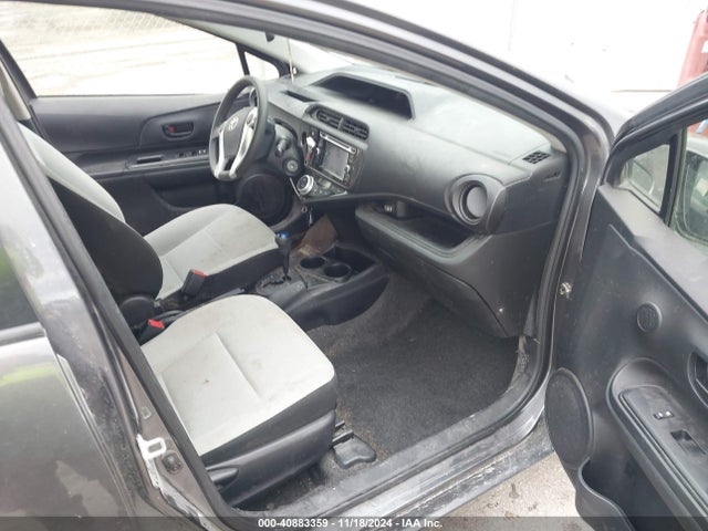JTDKDTB34F1582905 Toyota Prius C One