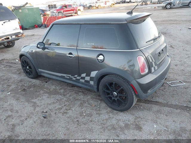 2006 MINI COOPER S WMWRE33576TL23256 Photo 2