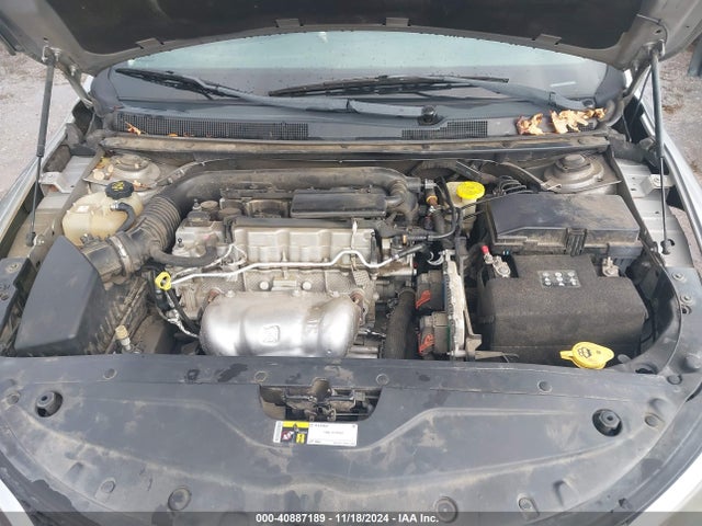 1C3CCCFB9FN560775 Chrysler 200 LX