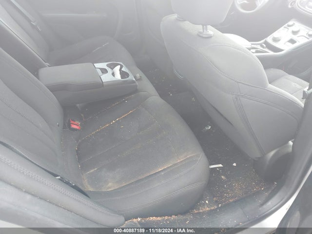 1C3CCCFB9FN560775 Chrysler 200 LX