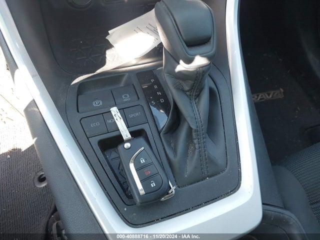 2T3K1RFV4RW309055 Toyota RAV4 LE