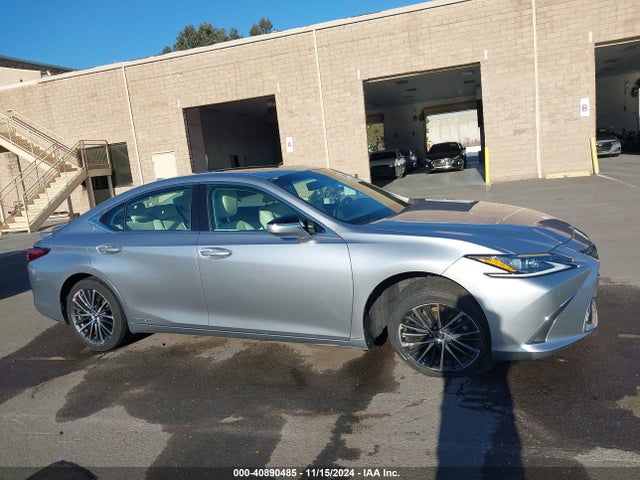 58ADA1C15NU016353 Lexus ES 300H