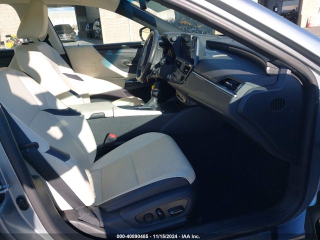 58ADA1C15NU016353 Lexus ES 300H