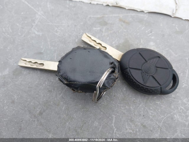 2006 MINI COOPER S WMWRE33516TN26580 Photo 10