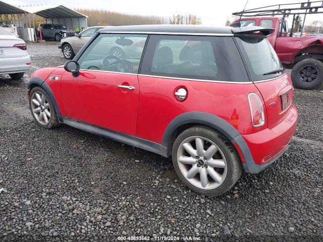 2006 MINI COOPER S WMWRE33516TN26580 Photo 2