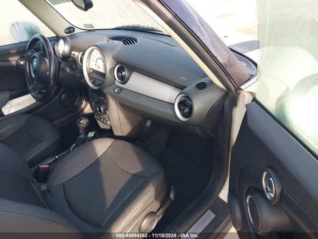 2011 MINI COOPER CLUBMAN WMWZF3C51BT187830 Photo 4