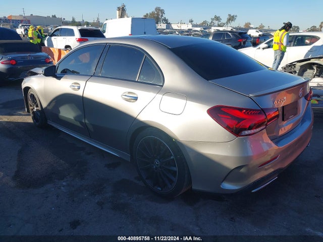 Mercedes-Benz A 220 2019 WDD3G4EB6KW017143 Image 3