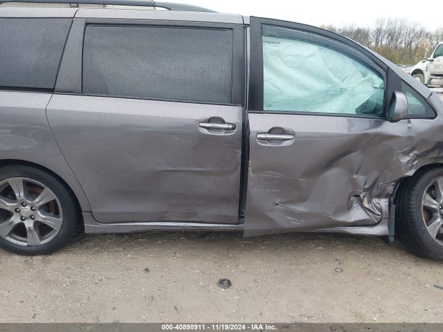5TDXZ3DC3HS821354 Toyota SIENNA SE