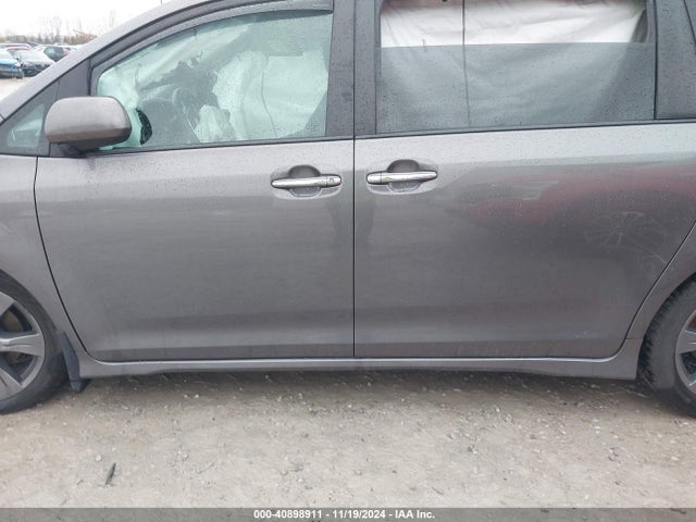 Toyota SIENNA SE 2017 5TDXZ3DC3HS821354 Image 14