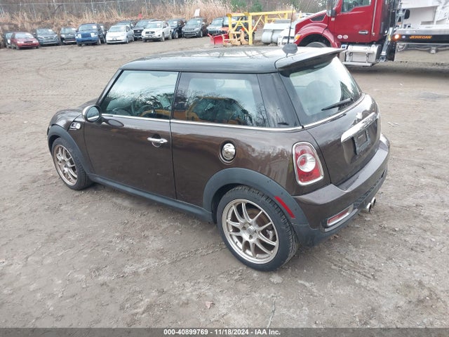 2011 MINI COOPER S WMWSV3C55BTY20611 Photo 2