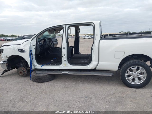 40902425 :رقم المزاد ، 1N6AA1F21HN552134 vin ، 2017 Nissan Titan Xd Sv Gas مزاد بيع