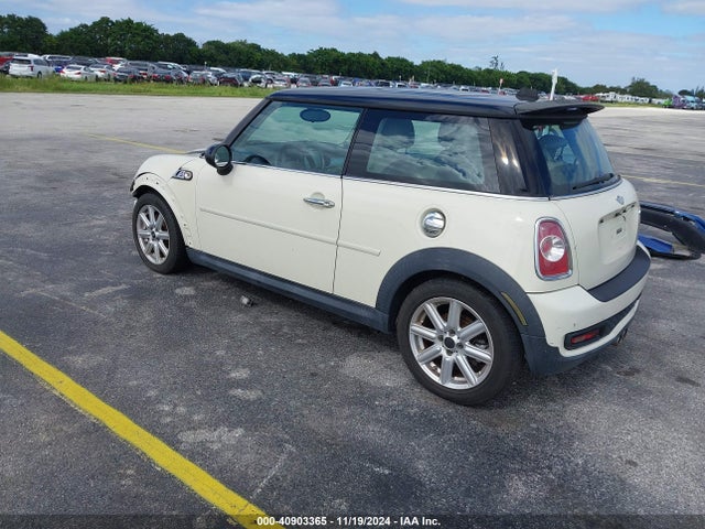 2011 MINI COOPER S WMWSV3C50BTY22489 Photo 2