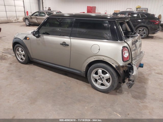 2011 MINI COOPER WMWSU3C53BT099059 Photo 2