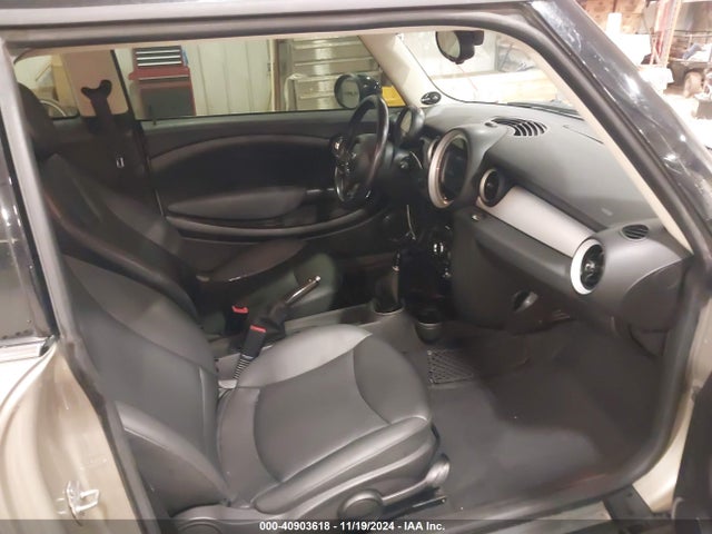 2011 MINI COOPER WMWSU3C53BT099059 Photo 4