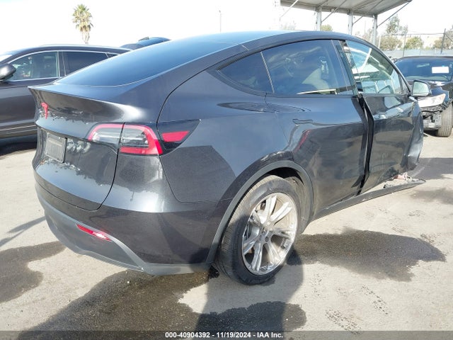2024 TESLA MODEL Y 7SAYGDED8RF008642 Photo 3