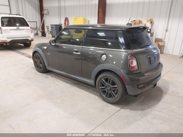2011 MINI COOPER S WMWSV3C56BTY12677 Photo 2