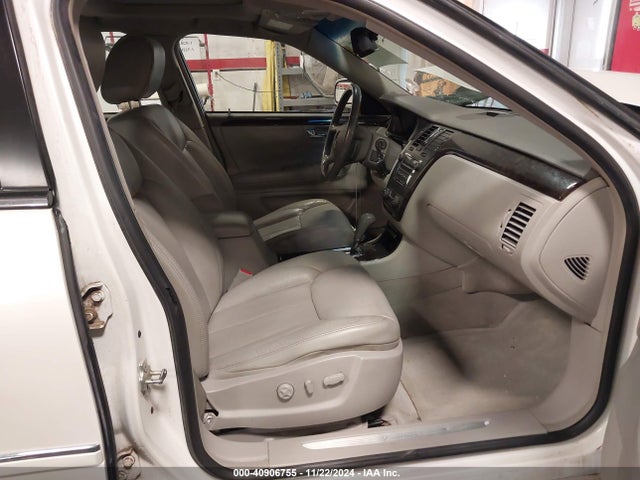 2011 CADILLAC DTS 1G6KD5E67BU126264 Photo 4